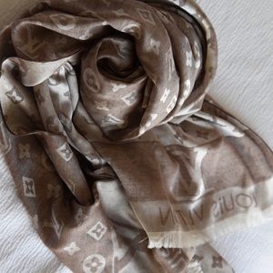 Beige scarf